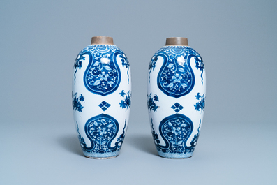 Une paire de vases en fa&iuml;ence de Delft en bleu et blanc &agrave; d&eacute;cor de chinoiserie de style Kangxi, vers 1800