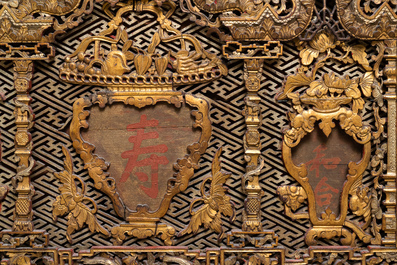 Un panneau en bois sculpt&eacute; et dor&eacute; orn&eacute; de caract&egrave;res peints en rouge, 18/19&egrave;me