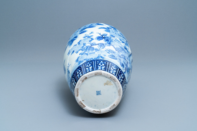 Een grote Japanese blauw-witte Arita vaas, Meiji, 19e eeuw