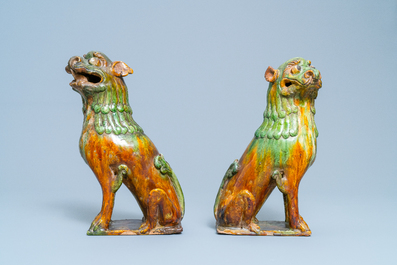 Une paire de mod&egrave;les de lions gardiens en porcelaine de Chine &agrave; &eacute;mail sancai, Ming