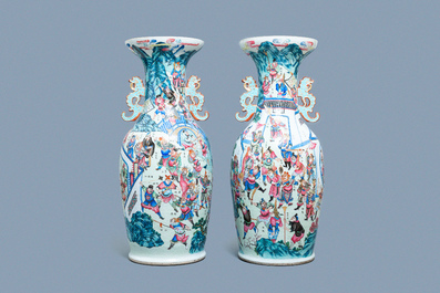 Une paire de grands vases en porcelaine de Chine famille rose &agrave; d&eacute;cor 'Wu Shuang Pu', 19&egrave;me