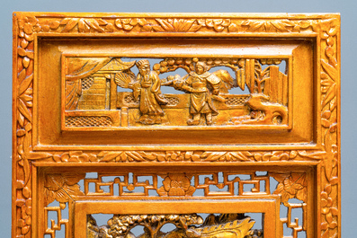 Une paire d'&eacute;crans en bois sculpt&eacute; et dor&eacute; pour le march&eacute; Straits ou Peranakan, 19&egrave;me