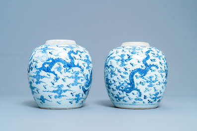 Een paar Chinese blauw-witte potten met draken en feniksen, Yongzheng