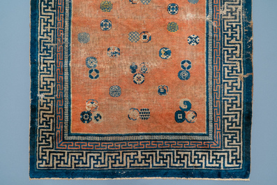Un tapis en laine tiss&eacute; &agrave; la main &agrave; d&eacute;cor de boules de brocart, Chine, 19&egrave;me