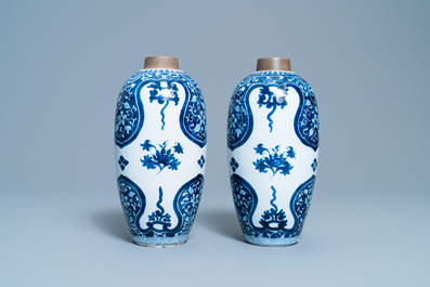 Une paire de vases en fa&iuml;ence de Delft en bleu et blanc &agrave; d&eacute;cor de chinoiserie de style Kangxi, vers 1800