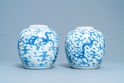 Une paire de pots en porcelaine de Chine en bleu et blanc &agrave; d&eacute;cor de dragons et ph&eacute;nix, Yongzheng