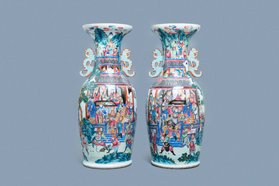 Une paire de grands vases en porcelaine de Chine famille rose &agrave; d&eacute;cor 'Wu Shuang Pu', 19&egrave;me