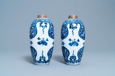 Een paar blauw-witte Delftse chinoiserie vazen in Kangxi-stijl, ca. 1800