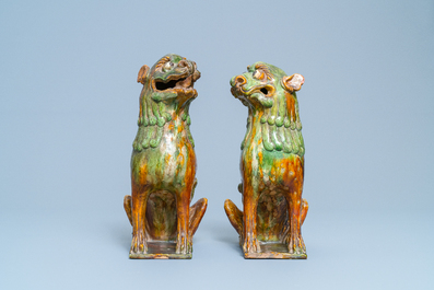 Une paire de mod&egrave;les de lions gardiens en porcelaine de Chine &agrave; &eacute;mail sancai, Ming