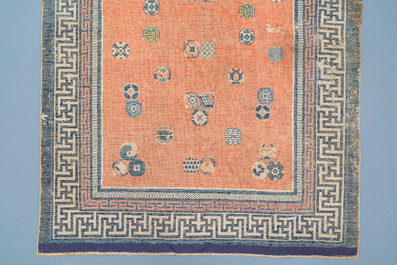 Een rechthoekig Chinees handgeknoopt wollen tapijt met brocade ballen, 19e eeuw