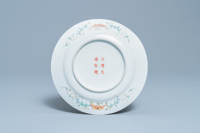 Une assiette d'anniversaire en porcelaine de Chine &agrave; fond jaune, marque et &eacute;poque de Guangxu