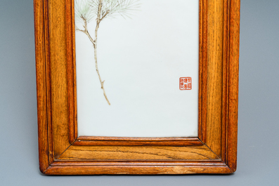 Een grote Chinese rechthoekige plaquette met een vogel op een bloesemtak, zegelmerk, Republiek