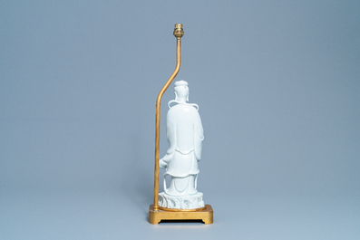 Een Chinese blanc de Chine figuur van Guanyin op verguld bronzen lampvoet, 19/20e eeuw