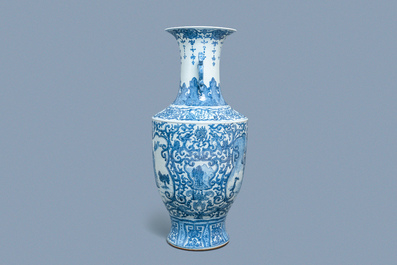 Un grand vase en porcelaine de Chine en bleu et blanc, 20&egrave;me