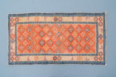 A rectangular Chinese hand-knotted wool carpet, 19/20th C.