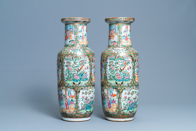 Une paire de vases de forme rouleau en porcelaine de Chine famille rose de Canton, 19&egrave;me