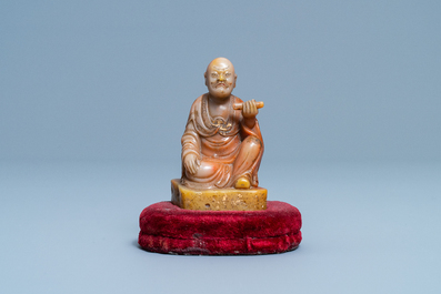 Een Chinese Shoushan zeepstenen figuur van een Luohan, gesign. Yu Xuan, 17/18e eeuw