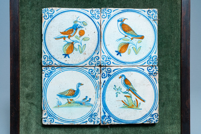 Quatre carreaux en fa&iuml;ence de Delft polychrome &agrave; d&eacute;cor de fleurs dans un m&eacute;daillon, Haarlem, 17&egrave;me