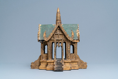 Un temple miniature en bois sculpt&eacute; dor&eacute;, Tha&iuml;lande, 19/20&egrave;me