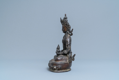 Une figure de Bouddha en bronze dor&eacute;, Sino-Tibet, 19&egrave;me