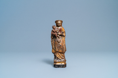 Een polychrome houten figuur van de Madonna met kind, een zgn. 'Mechels popje', 16e eeuw