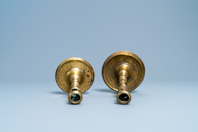Twee bronzen knoopkandelaars, Vlaanderen of Nederland, 16e eeuw