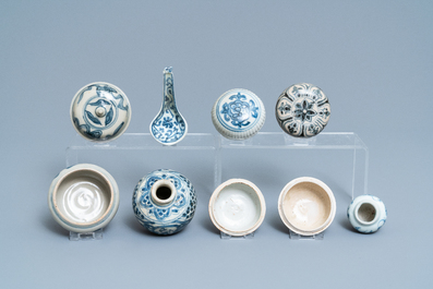 Een gevarieerde collectie Chinees blauw-wit porselein, Ming en later