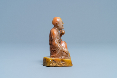 Een Chinese Shoushan zeepstenen figuur van een Luohan, gesign. Yu Xuan, 17/18e eeuw