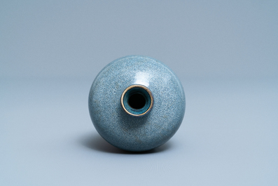 Un vase de forme 'meiping' en porcelaine de Chine 'robin's egg', marque de Daoguang, 20&egrave;me
