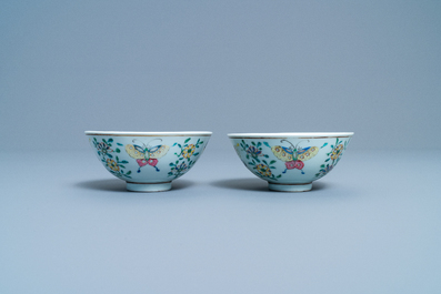 Une paire de bols en porcelaine de Chine famille rose &agrave; d&eacute;cor de papillons, marque de Qianlong, 18/19&egrave;me