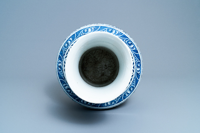 Un vase de forme hu en porcelaine de Chine en bleu et blanc, 19&egrave;me