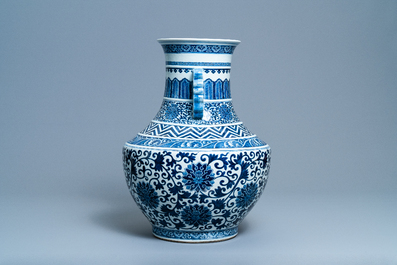 Een Chinese blauw-witte 'hu' vaas met lotusslingers, 19e eeuw