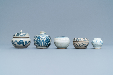 Une collection vari&eacute;e en porcelaine de Chine en bleu et blanc, Ming et apr&egrave;s
