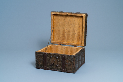 Een houten kist met koperen en ijzeren beslag, Duitsland, 17/18e eeuw