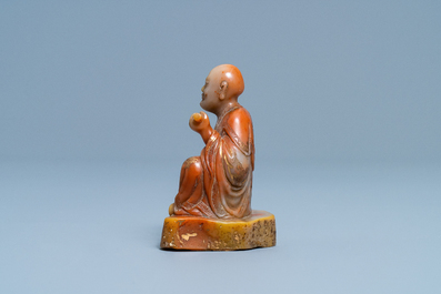 Een Chinese Shoushan zeepstenen figuur van een Luohan, gesign. Yu Xuan, 17/18e eeuw
