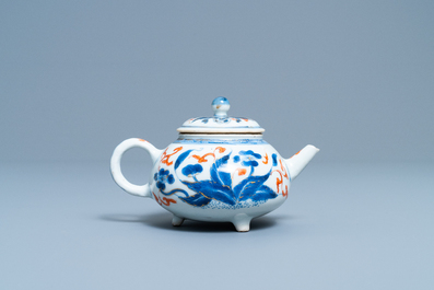 Une th&eacute;i&egrave;re couverte tripod en porcelaine de Chine en bleu, blanc, rouge de fer et dor&eacute;, Kangxi