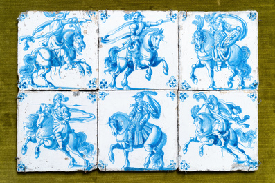 Six carreaux en fa&iuml;ence de Delft en bleu et blanc &agrave; d&eacute;cor de chevaliers, 17/18&egrave;me