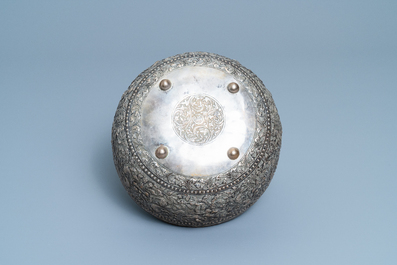A hammered gilt silver bowl, Thailand, 19/20th C.