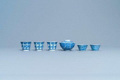 Een gevarieerde collectie Chinese blauw-witte koppen en schotels, Kangxi