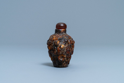 A Chinese amber snuff bottle, 19th C.