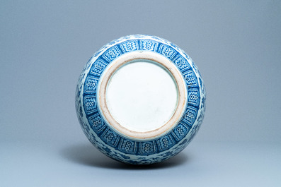 A large Chinese blue and white double gourd vase with floral scrolls, 19/20th C.