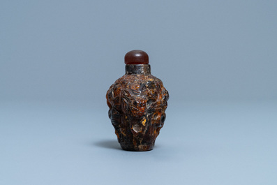 A Chinese amber snuff bottle, 19th C.