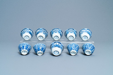 Une collection vari&eacute;e de tasses et soucoupes en porcelaine de Chine famille rose et en bleu et blanc, Qianlong et 19&egrave;me
