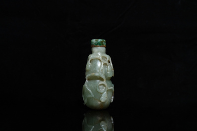 Une tabati&egrave;re en forme de gourde en jade c&eacute;ladon et rouille, Qing