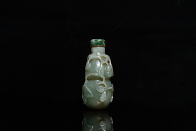 Een Chinese kalebasvormige snuiffles in celadon en roestkleurige jade, Qing