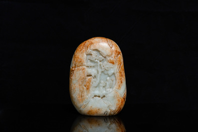 Une boule de forme ovale sculpt&eacute;e en jade c&eacute;ladon et rouille, Qing