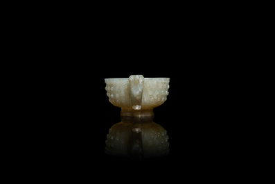 Een Chinese celadon jade 'libation cup', Ming