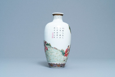 Un vase en porcelaine de Chine famille rose &agrave; d&eacute;cor de lettr&eacute;s et leurs servants, marque de Qianlong, R&eacute;publique