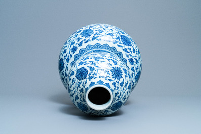 A large Chinese blue and white double gourd vase with floral scrolls, 19/20th C.