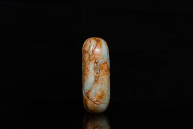 Une boule de forme ovale sculpt&eacute;e en jade c&eacute;ladon et rouille, Qing